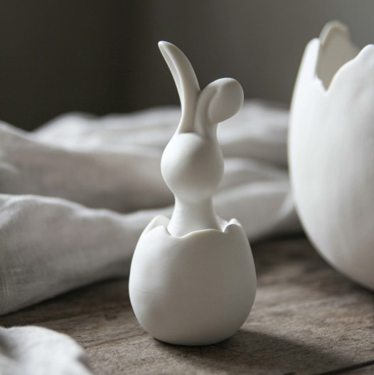 Bunny in an egg (Kanin i ägg), från Majas lyktor säljs till förmån för Barncancerfonden